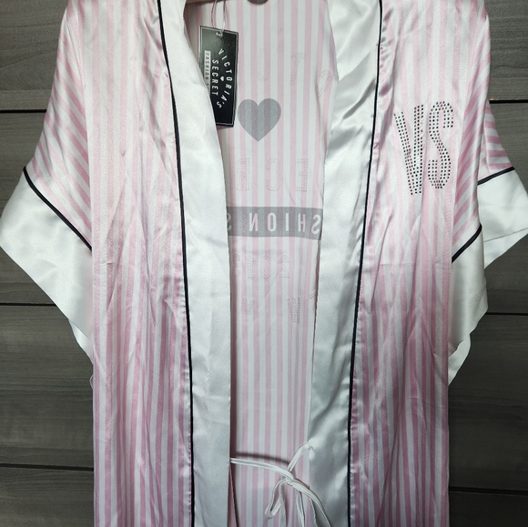EXLUSIVE! NWT  Victoria's Secret Robe from the Fashion Show in NYC - Picture 4 of 9